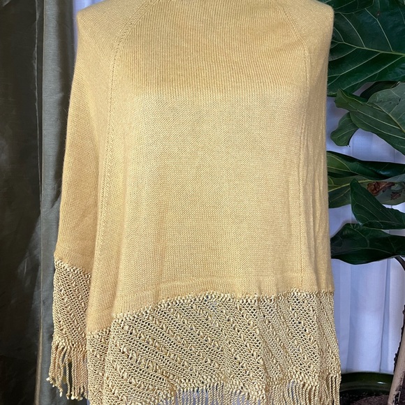 Los Andes Yellow Alpaca Poncho - Picture 2 of 14